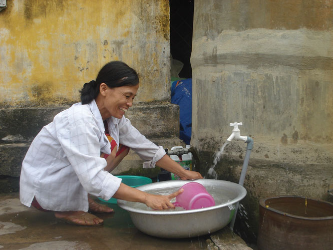Người dân sử dụng nước sạch từ các công trình cấp nước sinh hoạt.