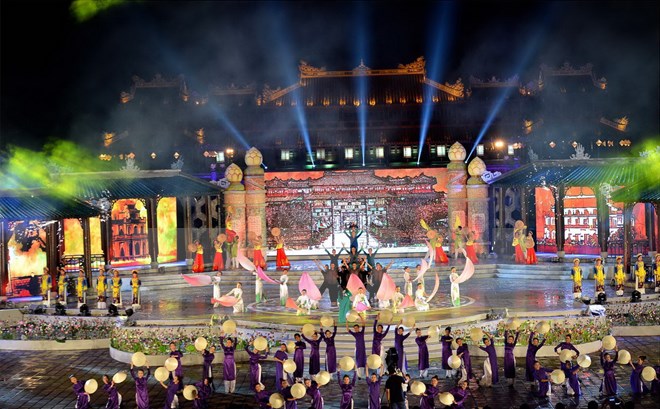 Biểu diễn nghệ thuật trong đêm khai mạc Festival Huế 2016. (Ảnh: Thanh Hà/TTXVN)