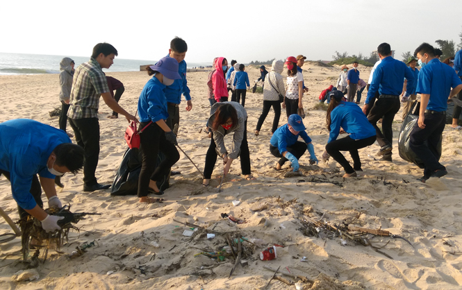 Đoàn viên thanh niên thu dọn vệ sinh bãi biển xã Bảo Ninh (\thành phố Đồng Hới).