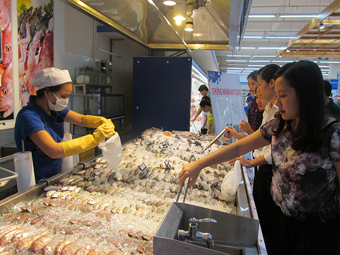 Ảnh 3 : Gian hàng kinh doanh thủy hải sản được cấp giấy chứng nhận bảo đảm an toàn tại siêu thị Co.opmart Quảng Bình thu hút nhiều khách hàng.
