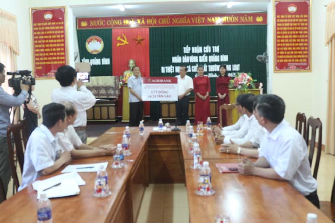 Đồng chí Trần Văn Tuân, UVTV Tỉnh uỷ, Chủ tịch Ủy ban MTTQ Việt Nam tỉnh tiếp nhận quà hỗ trợ từ Agribank.