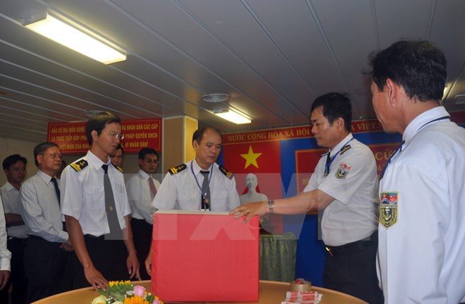 Làm thủ tục kiểm tra thùng phiếu, niêm phong thùng phiếu tại điểm bỏ phiếu sân bay thành phố Vũng Tàu, khu vực bỏ phiếu số 14. (Ảnh: Đoàn Mạnh Dương/TTXVN)