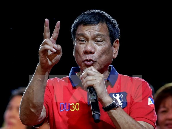 Ứng viên Rodrigo Duterte phát biểu trước những người ủng hộ trong cuộc vận động tranh cử Tổng thống ở Manila. (Nguồn: EPA/TTXVN)