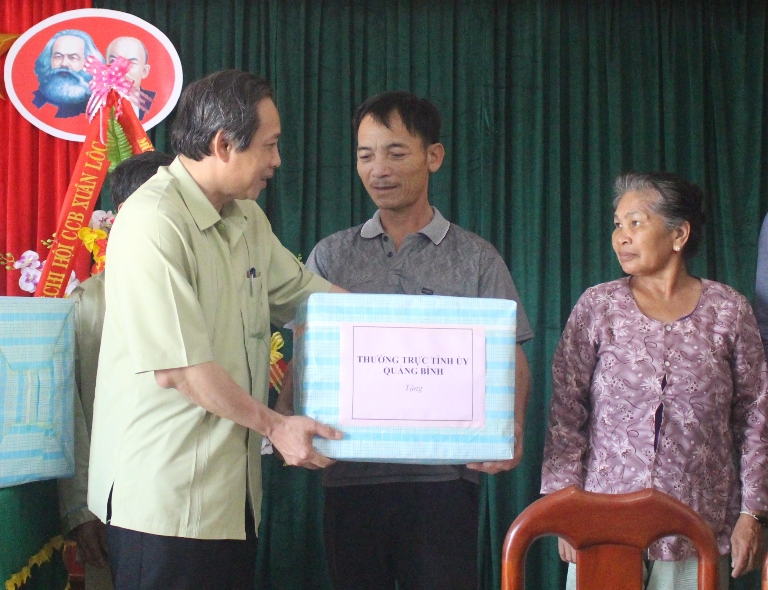 Đồng chí Bí thư Tỉnh ủy tặng quà cho nhân dân phường Quảng Phúc 
