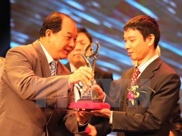 Đại diện Doanh nghiệp (phải) nhận Giải Bạc Chất lượng Quốc gia 2014. (Ảnh: Anh Tuấn/TTXVN)