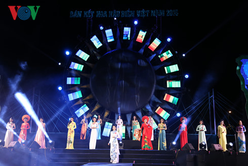 Các thí sinh duyên dáng trong trang phục Áo dài truyền thống Việt Nam.
