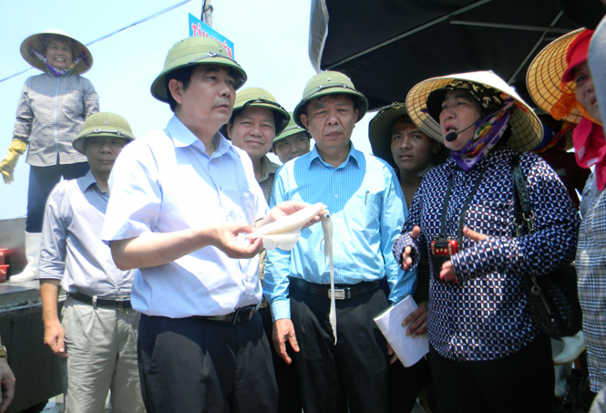 Bộ trưởng Cao Đức Phát đi kiểm tra tình hình hoạt động tại Cảng cá Sông Gianh.
