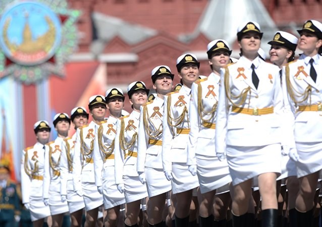 Đội diễu binh của nữ học viên Đại học Quân sự thuộc Bộ Quốc phòng Nga đang tiến qua lễ đài (Nguồn: Sputnik)