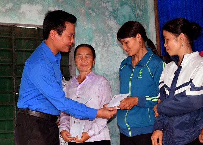 Anh Trần Quốc Tuấn, TUV, Bí thư Tỉnh Đoàn trao quà cho bà con ngư dân xã Hải Ninh, huyện Quảng Ninh.
