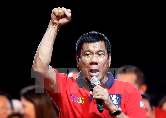 Ứng viên tranh cử Tổng thống Philippines Rodrigo Duterte phát biểu trước những người ủng hộ tại Manila ngày 7-5. (Nguồn: EPA/TTXVN)