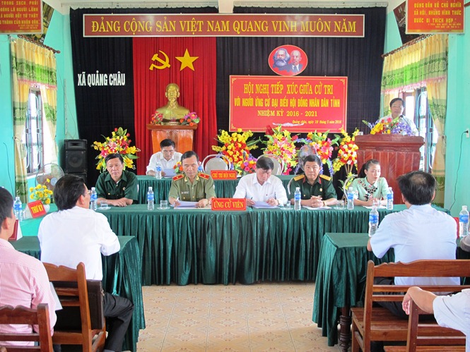 Các ứng cử viên thuộc đơn vị bầu cử số 3 tiếp xúc cử trị tại xã Quảng Châu, huyện Quảng Trạch.