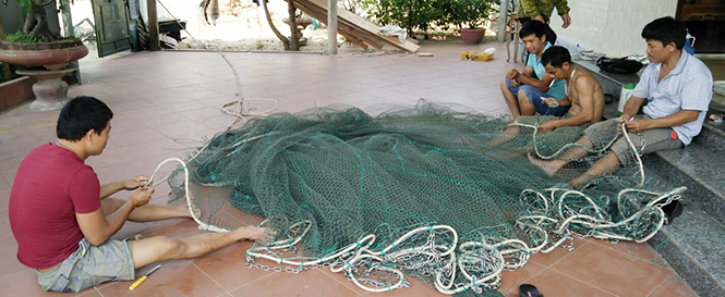 Nhiều ngư dân đánh bắt vùng lộng xã Quang Phú chuẩn bị ngư lưới cụ để sẵn sàng ra khơi khi được phép.