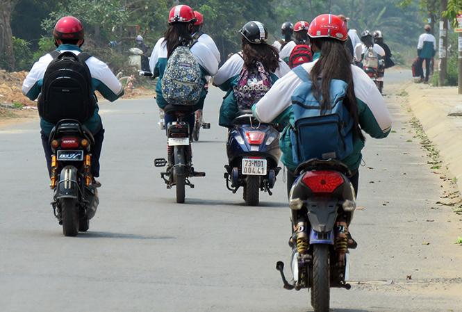 Vẫn còn nhiều học sinh đi xe mô tô, xe máy điện chưa đăng ký.