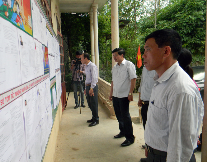 Các đồng chí Uỷ viên UBBC tỉnh kiểm tra tình hình chấp hành pháp luật về công tác tổ chức bầu cử đại biểu Quốc hội khóa XIV và đại biểu HĐND các cấp nhiệm kỳ 2016-2021 tại huyện Tuyên Hoá.