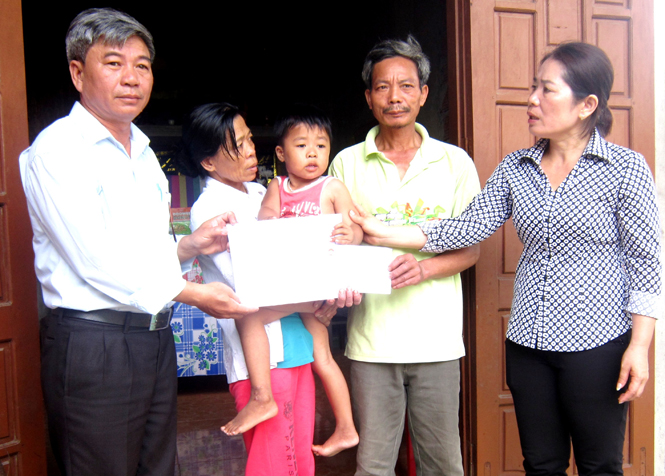 Số tiền hỗ trợ từ Quỹ XHTT Tấm lòng vàng Lao Động được trao tận tay người thân cháu Hải.