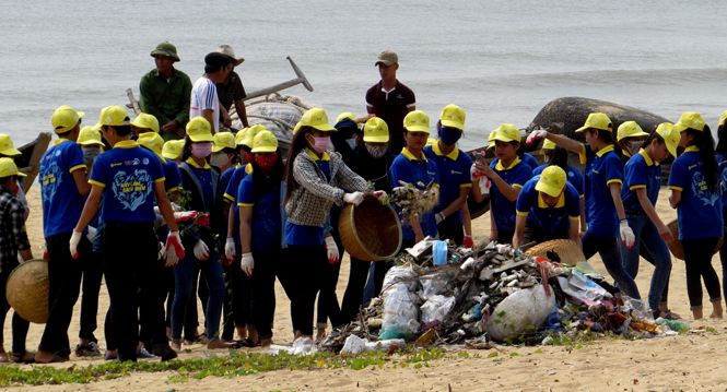Đoàn viên thanh niên tham gia dọn dẹp vệ sinh tại bờ biển thôn Thanh Bình, xã Quảng Xuân (Quảng Trạch).