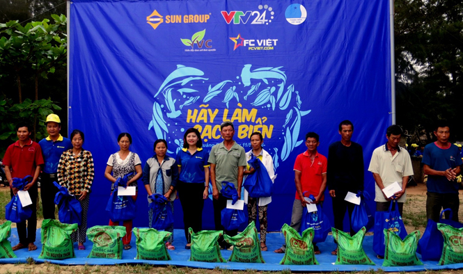   Ban tổ chức trao quà cho các ngư dân có hoàn cảnh khó khăn tại xã Quảng Xuân (Quảng Trạch).    