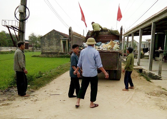 Hoạt động của mô hình tổ tự quản thu gom rác thải tại xã Quảng Hải.
