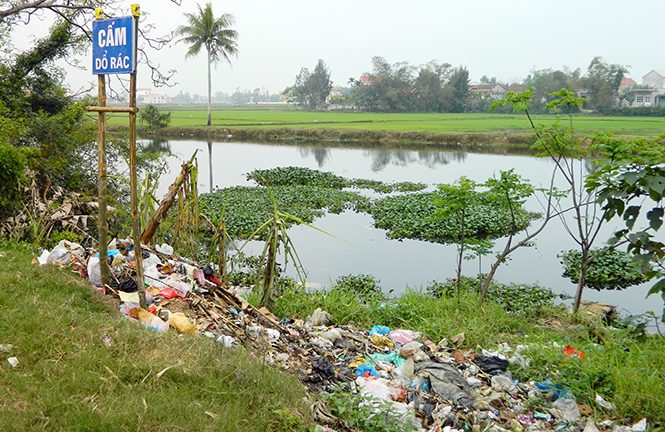Một số người dân thiếu ý thức bảo vệ môi trường đã vứt bỏ rác thải ngay tại nơi 