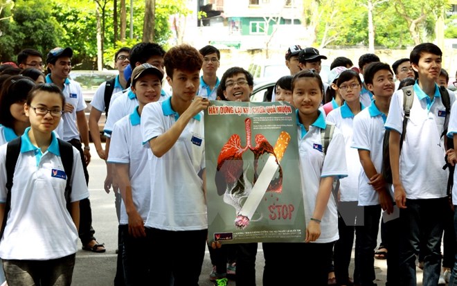 Sinh viên Thủ đô tuyên truyền phòng, chống tác hại thuốc lá. (Ảnh: TTXVN/Vietnam+)