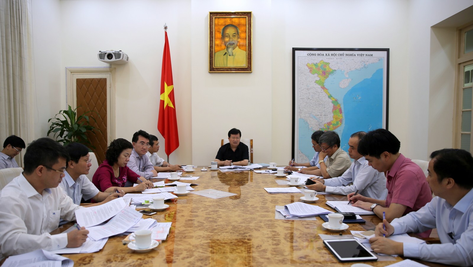 Phó Thủ tướng Trịnh Đình Dũng chủ trì cuộc họp với một số bộ, ngành về xây dựng cơ chế khuyến khích phát triển các dự án điện mặt trời. Ảnh: VGP/Xuân Tuyến
