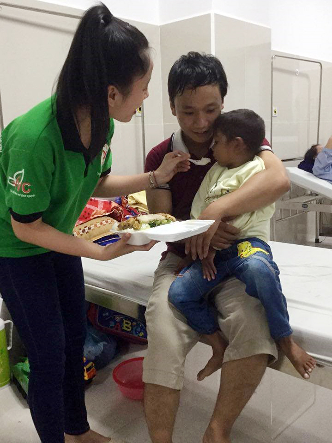 Các tình nguyện viên trong CLB Nét bút xanh miền Trung đang chăm sóc cho em Duấn tại bệnh viện Cu Ba.