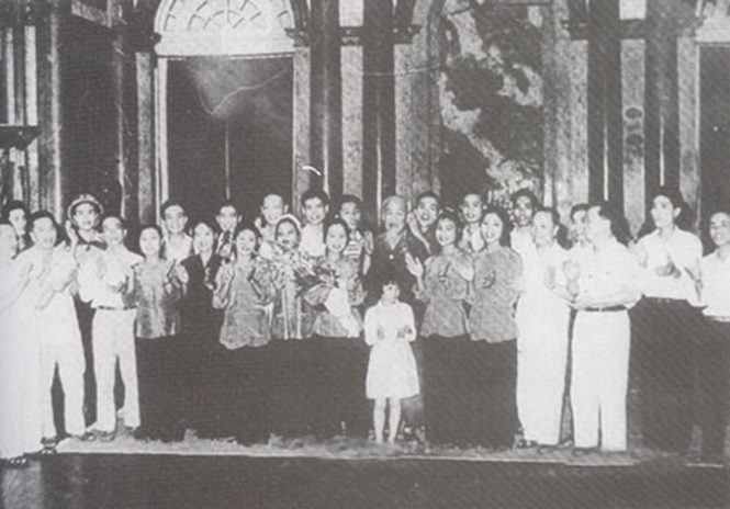 Bác Hồ chụp ảnh lưu niệm với Đoàn văn công Quảng Bình năm 1966.         Ảnh: Tư liệu