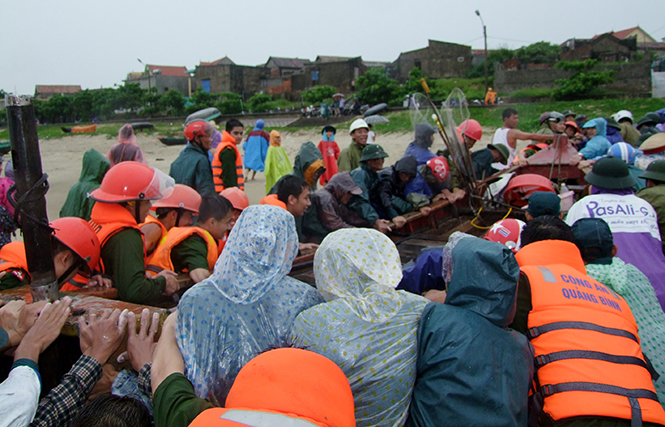 Lực lượng Công an Quảng Bình tham gia cứu hộ tàu thuyền vào bờ an toàn cùng bà con ngư dân.