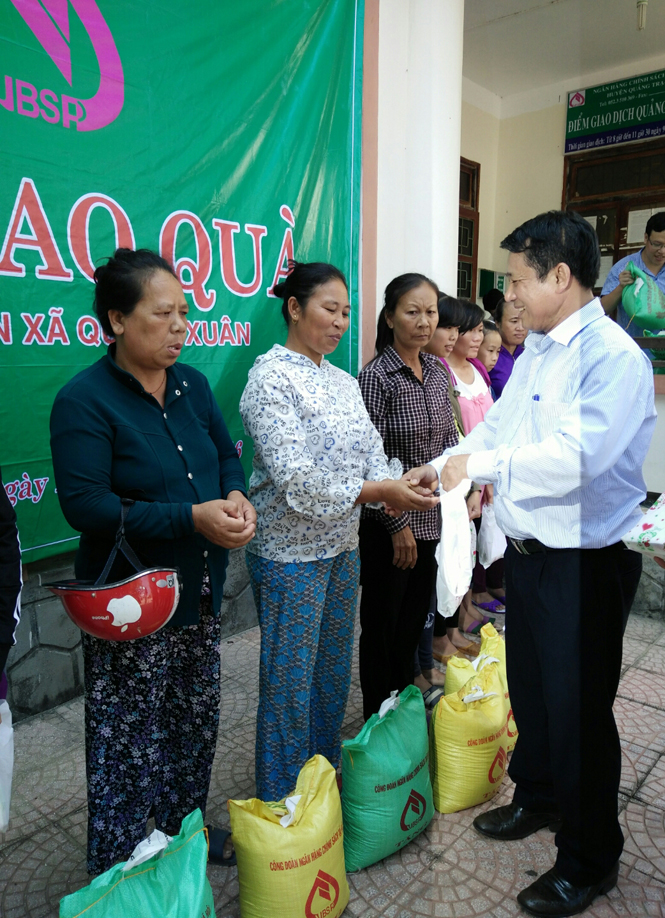 Đại diện lãnh đạo Công đoàn NHCSXH Việt Nam trao quà cho bà con ngư dân xã Quảng Xuân, huyện Quảng Trạch