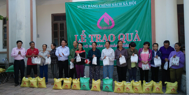 Nhiều ngư dân xã Quảng Xuân, huyện Quảng Trạch vui mừng khi nhận được quà và tiền hỗ trợ từ NHCSXH Việt Nam