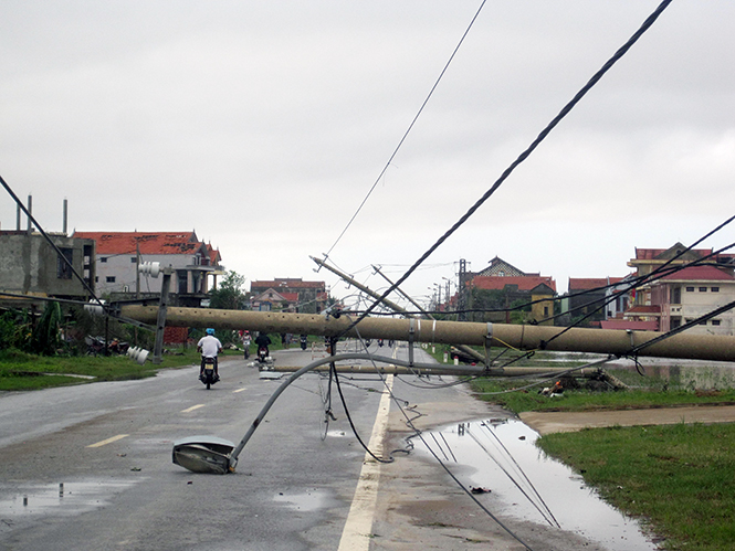 Đường phố Đồng Hới tan hoang sau cơn bão tháng 10-2013.