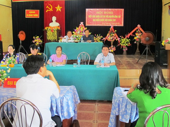  Các ứng cử viên đại biểu Quộc hội khóa XIV thuộc đơn vị bầu cử số 1 tiếp xúc cử trị tại xã Quảng Trường, huyện Quảng Trạch.