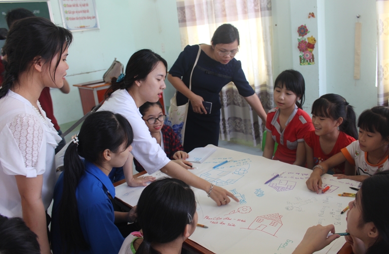 Các tình nguyện viên của chương trình tư vấn cho các em học sinh của Trung tâm nuôi dạy trẻ khuyết tật thành phố Đồng Hới