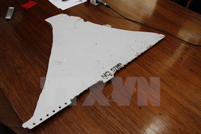 Mảnh vỡ nghi của máy bay MH370 được tìm thấy ở bờ biển Mozambique, trưng bày tại Maputo ngày 3-3. (Nguồn: THX/TTXVN)
