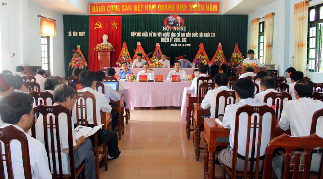 Các ứng cử viên đại biểu Quốc hội khóa XIV tiếp xức cử tri tại xã Tân Thủy (Lệ Thủy).