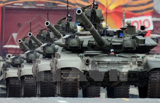 Xe tăng T-90 của Nga diễu binh trên quảng trường Đỏ, thủ đô Mátxcơva. (Nguồn: AFP/TTXVN)