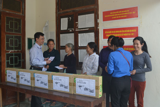 Đồng chí Nguyễn Đức Cường, Tỉnh ủy viên, Giám đốc Sở Y tế tặng quà cho các hộ dân.