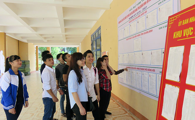 Sinh viên nghiên cứu tiểu sử của các ứng cử viên trước ngày bầu cử.