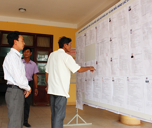 Cử tri xã Bảo Ninh xem danh sách các đại biểu ứng cử đại biểu Quốc hội và HĐND các cấp nhiệm kỳ 2016-2021 niêm yết tại UBND xã.