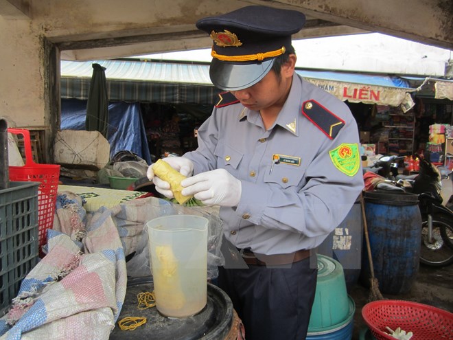  Kiểm tra chất vàng ô trong măng tại chợ Đông Hà, Quảng Trị. (Ảnh: Thanh Thủy/TTXVN)