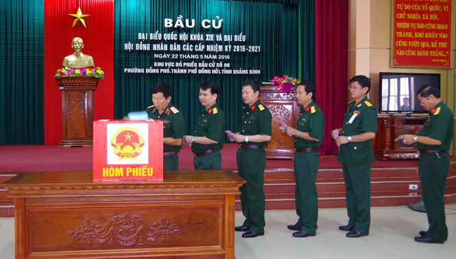 Đồng chí Thiếu tướng Nguyễn Văn Hiếu, Phó tham mưu trưởng Quân khu 4 theo dõi, kiểm tra công tác Bầu cử và tham gia bỏ phiếu với cử tri Bộ chỉ huy quân sự tỉnh.