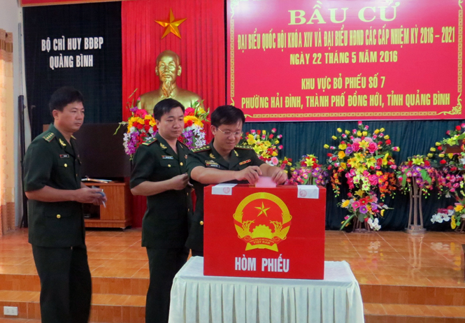 Cán bộ, chiến sỹ Bộ chỉ huy Bộ đội Biên phòng tỉnh tham gia bỏ phiếu bầu cử tại khu vực bỏ phiếu số 7, phường Hải Đình (TP. Đồng Hới).