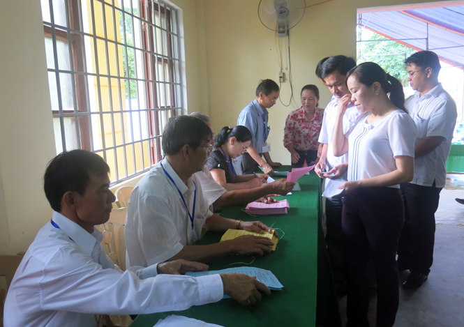 Cử tri huyện Minh Hóa tham gia bầu cử.