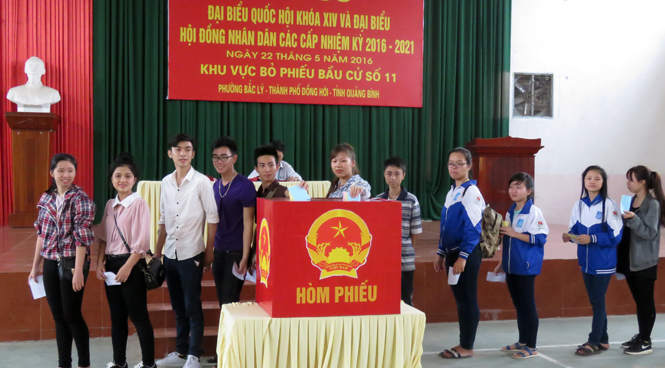 Cử tri sinh viên Trường đại học Quảng Bình vui vẻ, phấn khởi khi lần đầu tiên thực hiện quyền công dân của mình.     