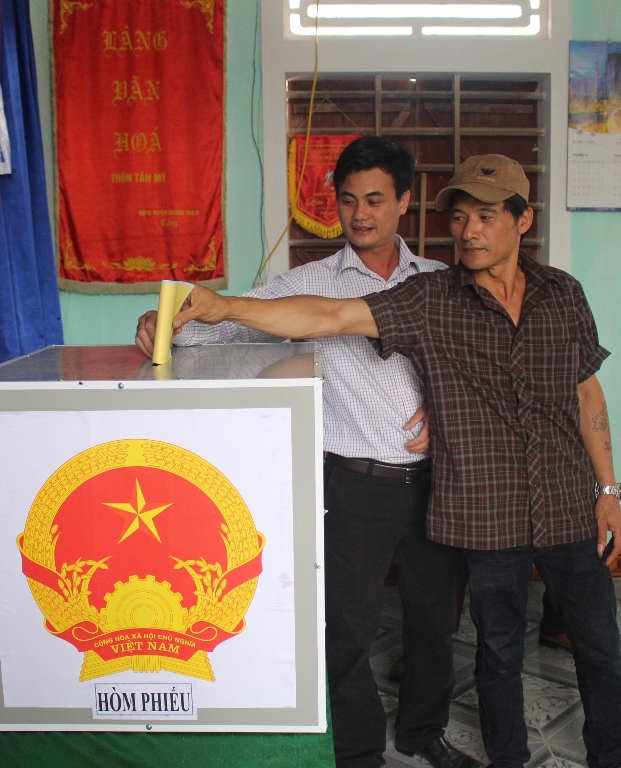 Cử tri xứ đạo Tân Mỹ, phường Quảng Phúc, thị xã Ba Đồn tham gia bầu cử.