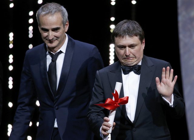 Olivier Asssayas và Cristian Mungiu chia nhau giải Đạo diễn xuất sắc nhất