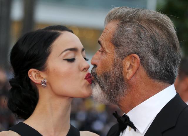  Mel Gibson và bạn gái Rosalind Ross hôn nhau khi dự lễ trao giải Cannes tối 22-5 (giờ Pháp)