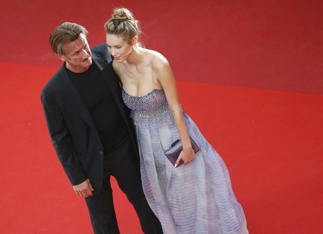 Sean Penn và con gái Dylan Penn trên thảm đỏ Cannes