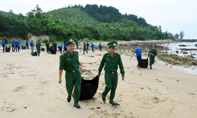 2, …và phối hợp với lực lượng BĐBP Đồn Roòn thu góp rác làm sạch môi trường biển.