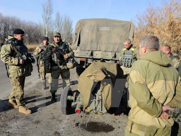 Binh sỹ Ukraine chuyển súng cối tự động Vasilyok 85mm rời làng Peski ngày 7-11. (Nguồn: AFP/TTXVN)